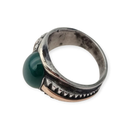 Anillo Vintage de Hombre Clásico de Plata con Calcedonia Verde y Vistas Doradas, Años 60–70