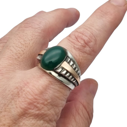 Anillo Vintage de Hombre Clásico de Plata con Calcedonia Verde y Vistas Doradas, Años 60–70