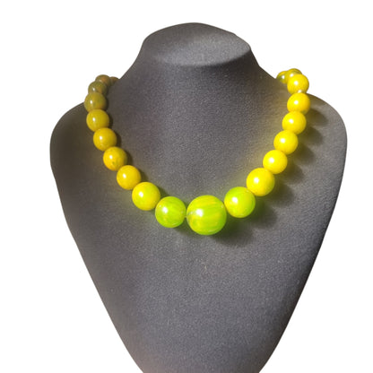 Antique Art Deco apple green bakelite bead necklace, circa 1930