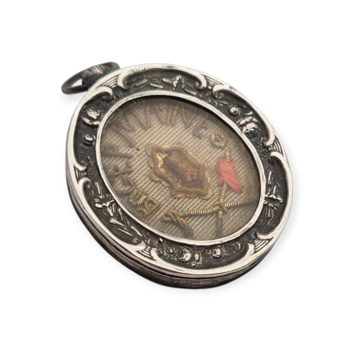Relicario antiguo de plata de la beata Germana de Pibrac con lacre conservado, siglo XIX