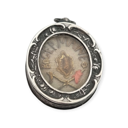 Relicario antiguo de plata de la beata Germana de Pibrac con lacre conservado, siglo XIX