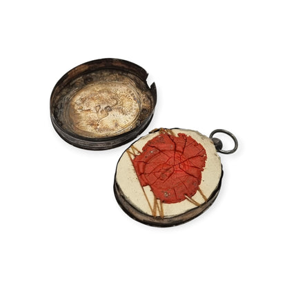 Relicario antiguo de plata de la beata Germana de Pibrac con lacre conservado, siglo XIX