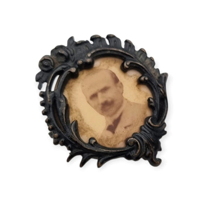 Broche antiguo Art Nouveau de joyería sentimental y de luto con retrato fotográfico, Europa, ca. 1900–1920
