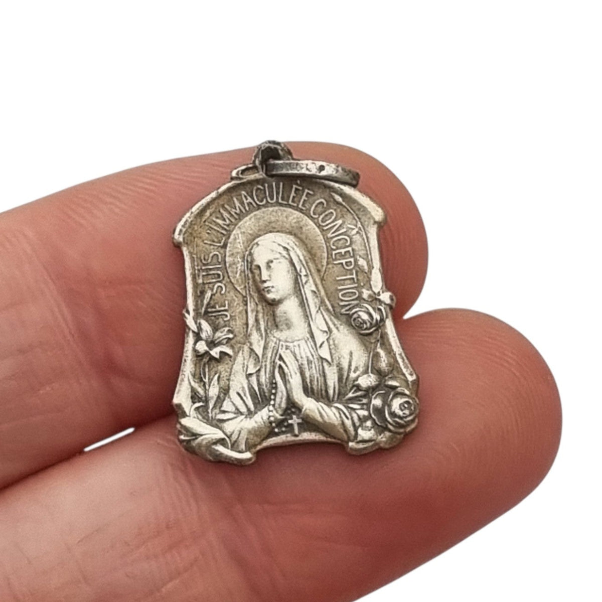 Medalla religiosa antigua Art Nouveau de la Virgen de Lourdes e Inmaculada Concepción con flores, Francia, ca. 1900–1930