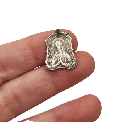 Medalla religiosa antigua Art Nouveau de la Virgen de Lourdes e Inmaculada Concepción con flores, Francia, ca. 1900–1930