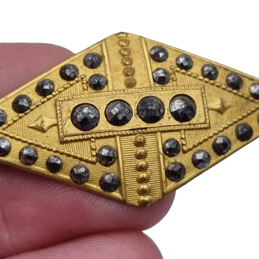 Broche art déco vintage dorado remachado para mujer en forma de diamante.