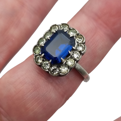 Anillo Pompadour de plata con strass azul y blanco, estilo Princesa Diana. Francia, circa 1950