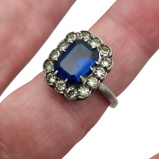 Anillo Pompadour de plata con strass azul y blanco, estilo Princesa Diana. Francia, circa 1950