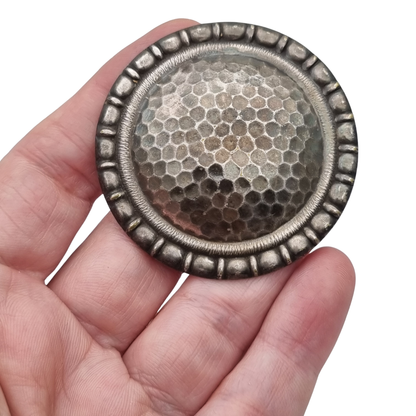 Broche vintage brutalista de metal con relieve alveolado, Europa, ca. 1970