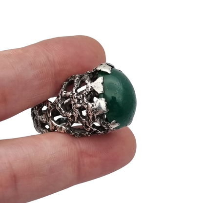 Anillo brutalista de plata texturizada con cabujón verde diseño orgánico circa 1970
