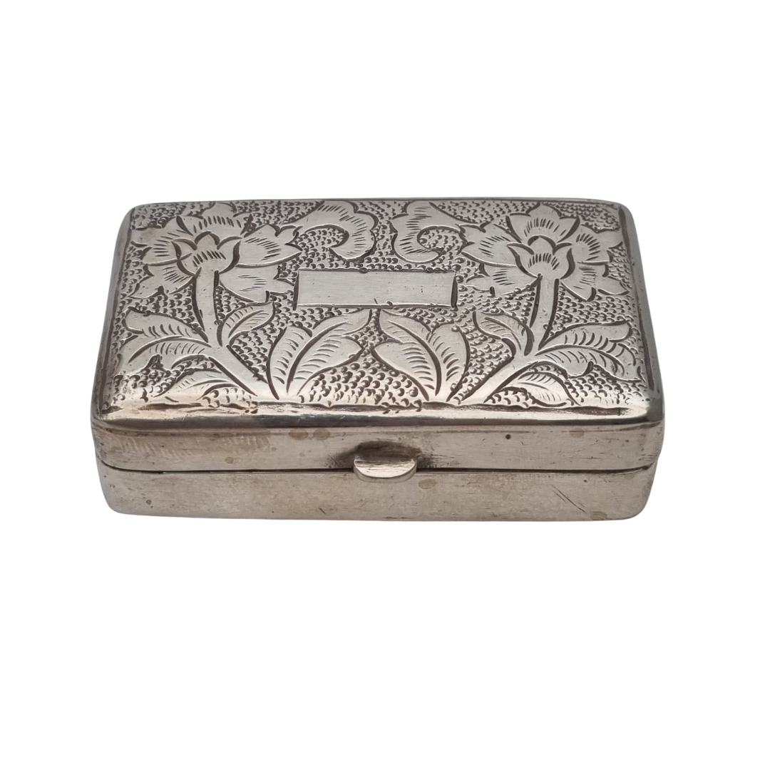 Caja rectangular antigua de plata grabada con decoración floral, Europa siglo XX
