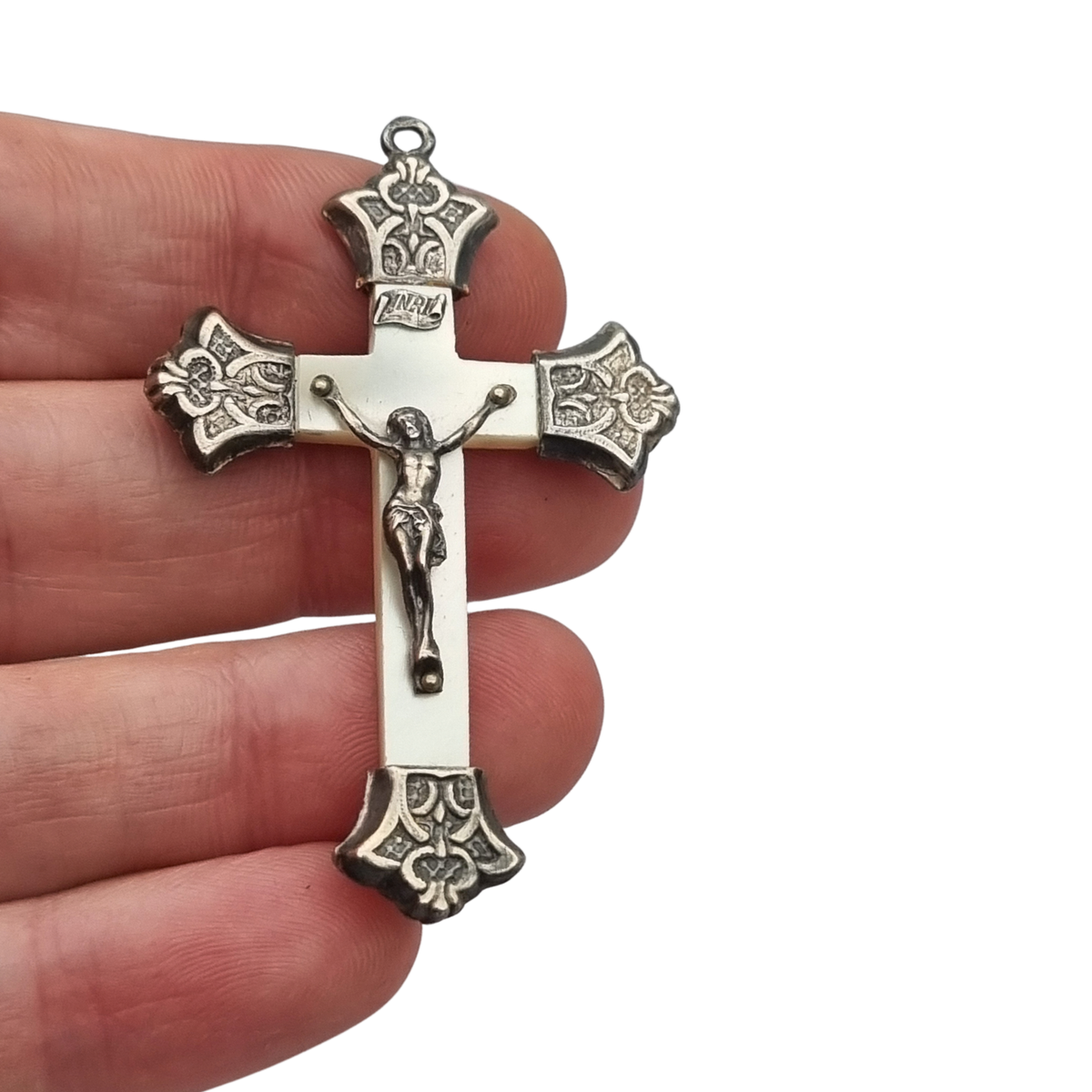 Crucifijo antiguo Art Nouveau de nácar y plata con terminales ornamentales, Europa, ca. 1900-1920