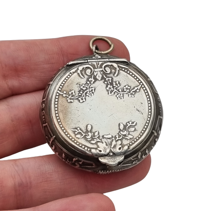 Polvera antigua colgante de plata con espejo, Belle Époque y Art Nouveau, Europa, circa 1900-1915