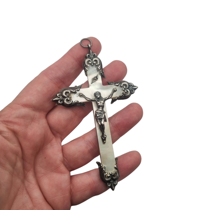 Crucifijo antiguo de plata y nácar estilo neobarroco, finales del siglo XIX