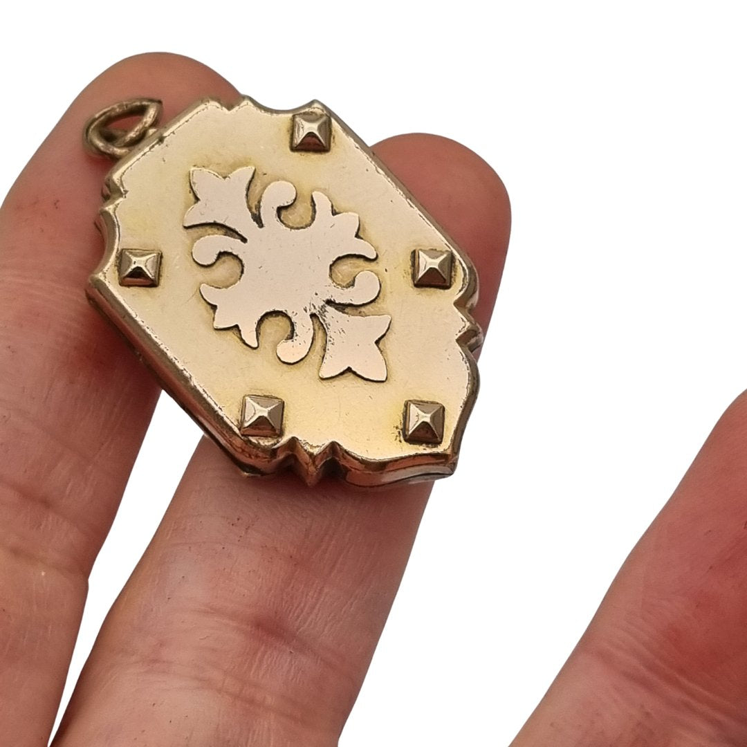Victorian locket in gilt metal, engraved in the shape of a shield, circa 1900