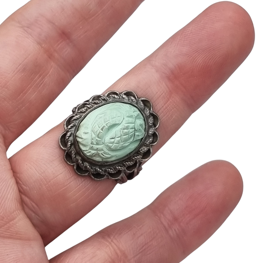 Anillo orientalista en plata  con dos peces afrontados tallados, circa 1940–1950