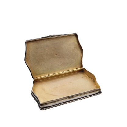 Caja rectangular Art Nouveau en plata 800, Europa, circa 1910, decoración floral grabada y monograma central