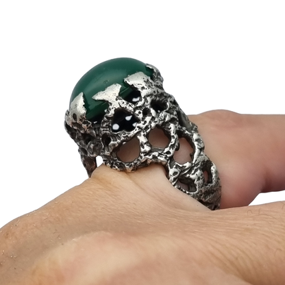 Anillo brutalista de plata texturizada con cabujón verde diseño orgánico circa 1970
