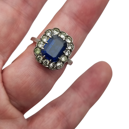 Anillo Pompadour de plata con strass azul y blanco, estilo Princesa Diana. Francia, circa 1950