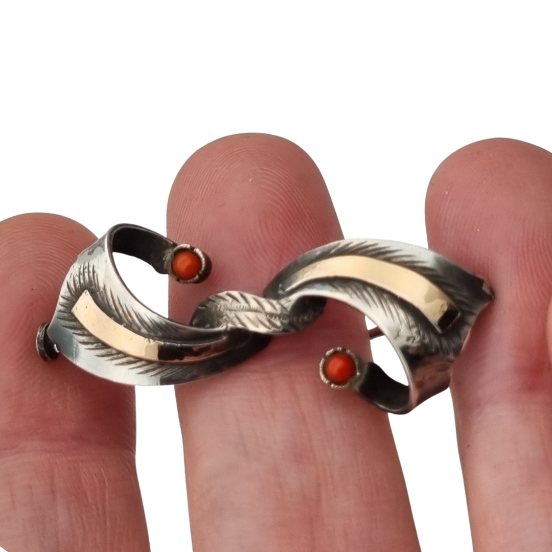 Broche Art Déco español en plata con vistas de oro y cabujones rojos, joyería antigua circa 1940–1950