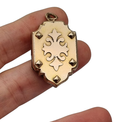 Victorian locket in gilt metal, engraved in the shape of a shield, circa 1900