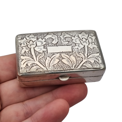 Caja rectangular antigua de plata grabada con decoración floral, Europa siglo XX