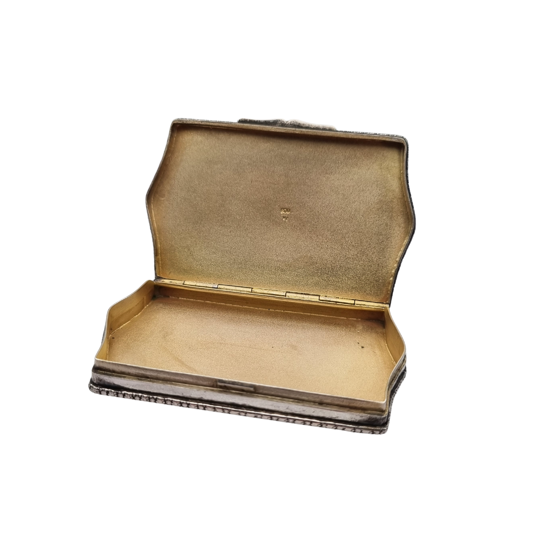 Caja rectangular Art Nouveau en plata 800, Europa, circa 1910, decoración floral grabada y monograma central