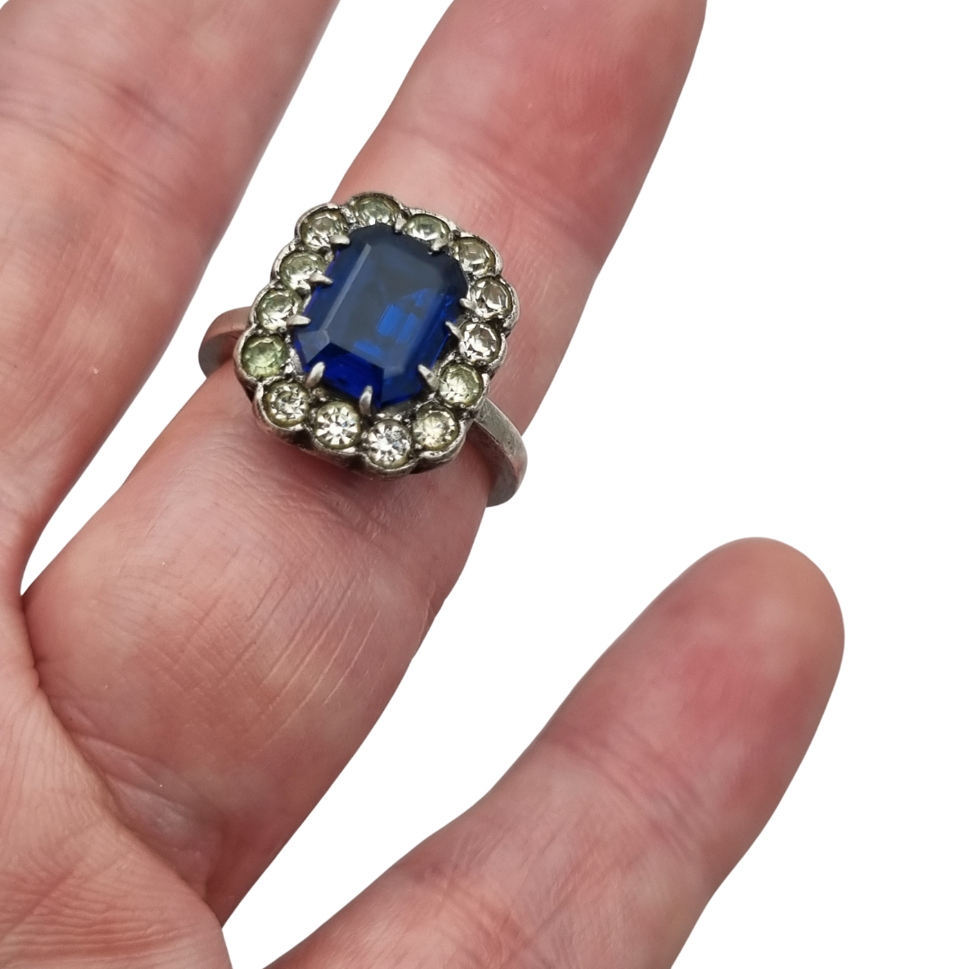 Anillo Pompadour de plata con strass azul y blanco, estilo Princesa Diana. Francia, circa 1950