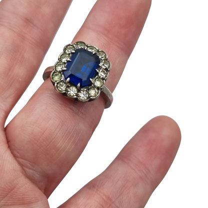 Anillo Pompadour de plata con strass azul y blanco, estilo Princesa Diana. Francia, circa 1950