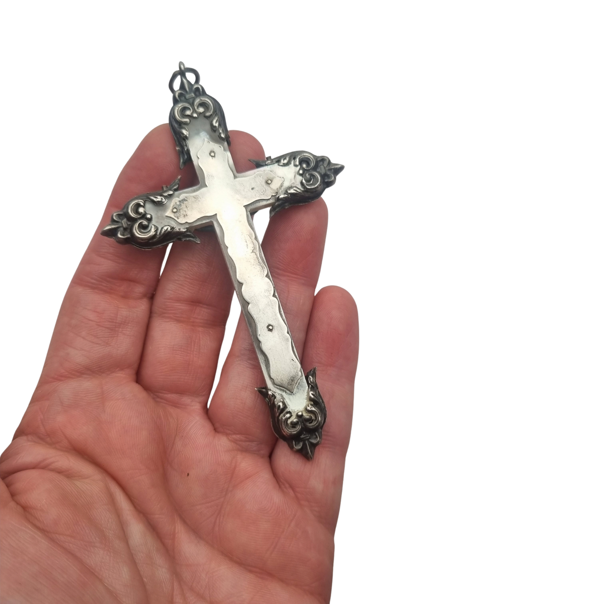 Crucifijo antiguo de plata y nácar estilo neobarroco, finales del siglo XIX