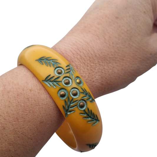 Art Deco butterscotch-style bracelet with floral decoration, ca. 1930-1945