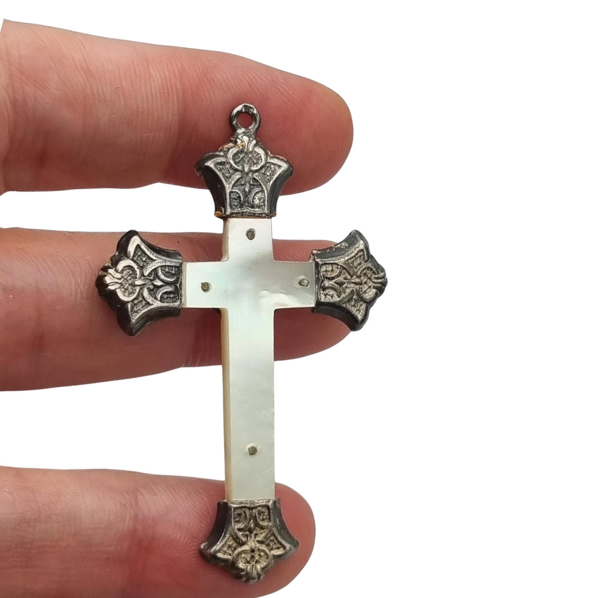 Crucifijo antiguo Art Nouveau de nácar y plata con terminales ornamentales, Europa, ca. 1900-1920