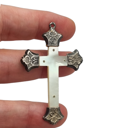 Crucifijo antiguo Art Nouveau de nácar y plata con terminales ornamentales, Europa, ca. 1900-1920