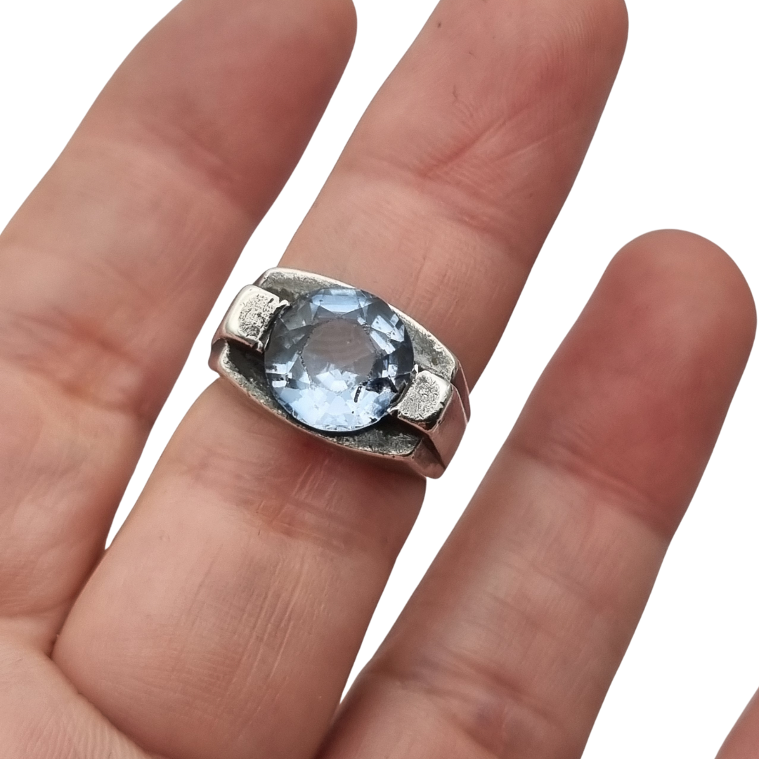 Anillo Art Déco de plata con topacio azul de diseño geométrico, Europa circa 1950