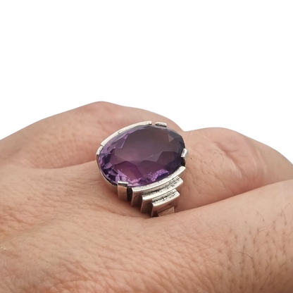 Anillo cocktail Art Déco francés de plata con cristal violeta facetado, influencia Tank, ca. 1930–1940