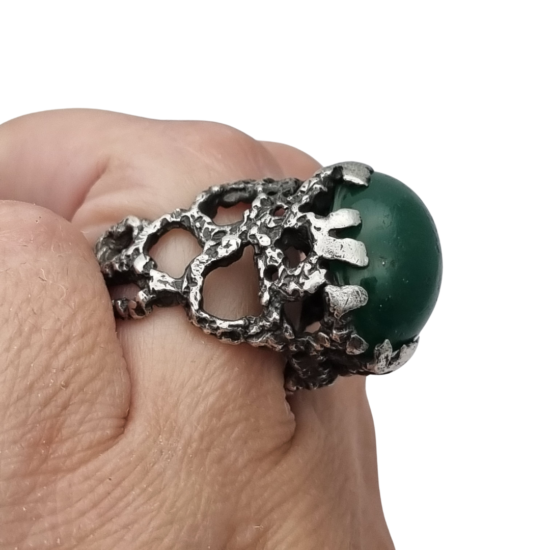 Anillo brutalista de plata texturizada con cabujón verde diseño orgánico circa 1970