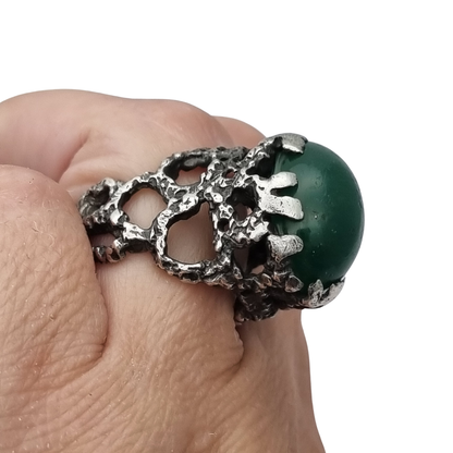 Anillo brutalista de plata texturizada con cabujón verde diseño orgánico circa 1970