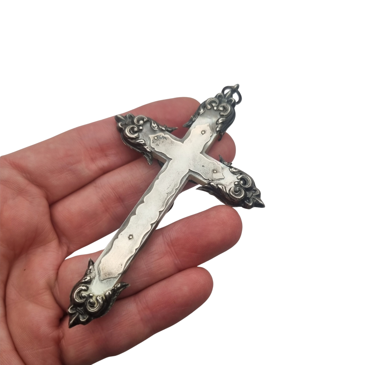 Crucifijo antiguo de plata y nácar estilo neobarroco, finales del siglo XIX