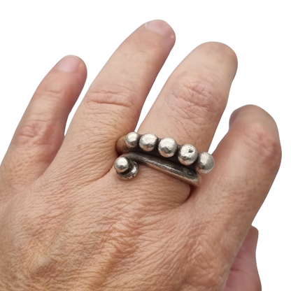 Anillo étnico africano de plata artesanal, diseño espiral con esferas, años 60-70
