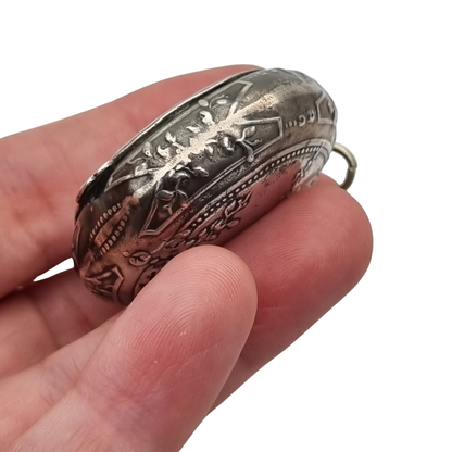 Polvera antigua colgante de plata con espejo, Belle Époque y Art Nouveau, Europa, circa 1900-1915