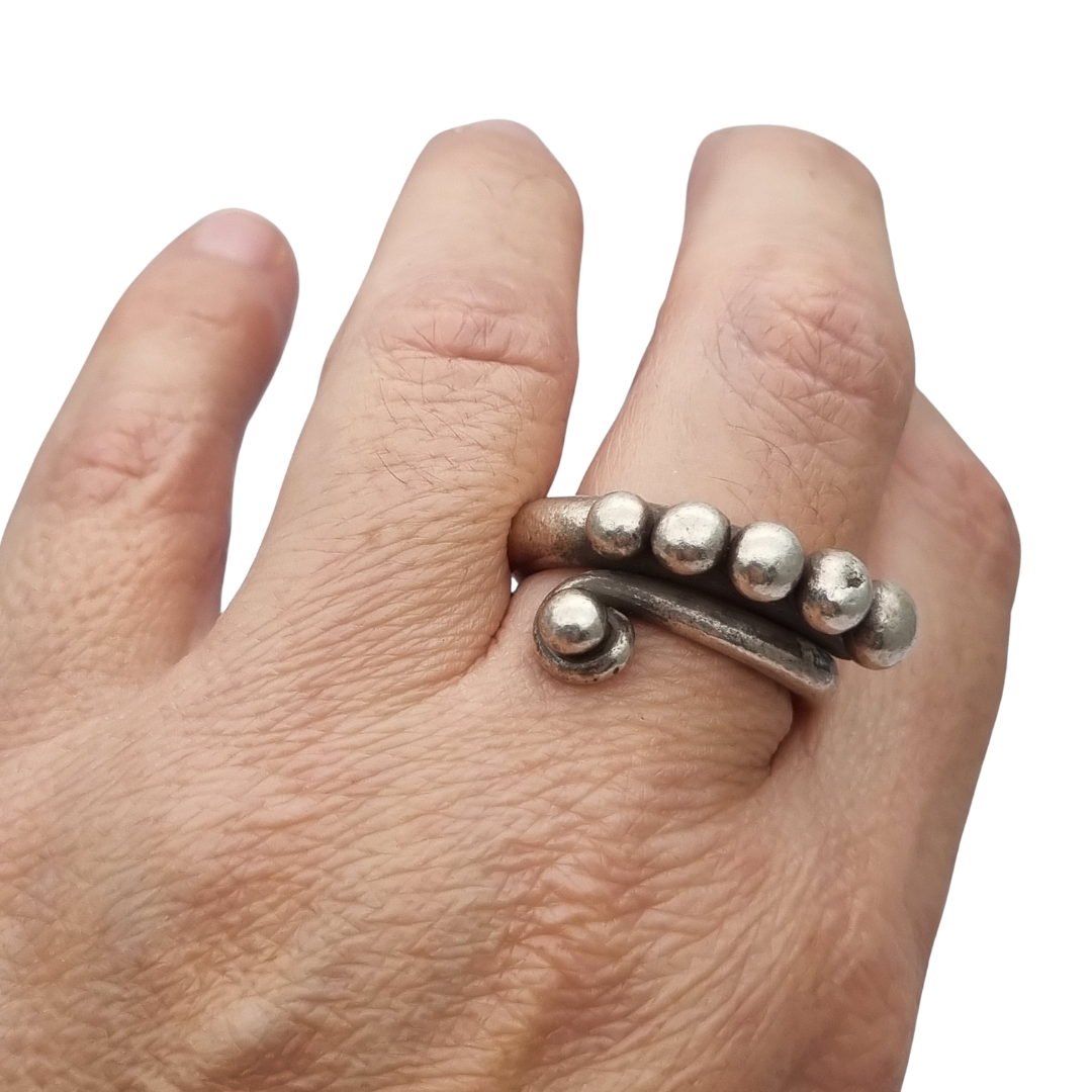 Anillo étnico africano de plata artesanal, diseño espiral con esferas, años 60-70