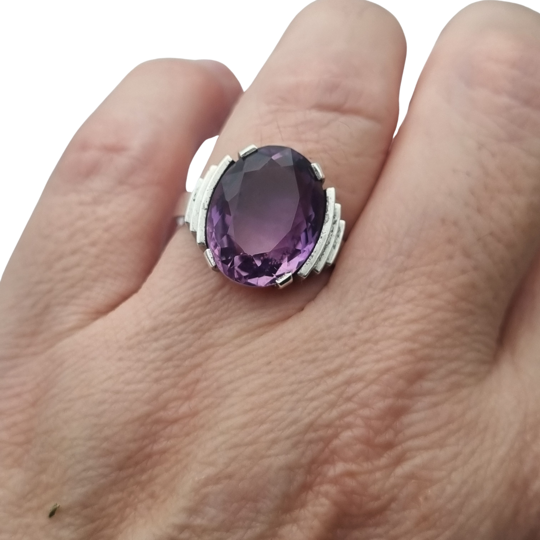 Anillo cocktail Art Déco francés de plata con cristal violeta facetado, influencia Tank, ca. 1930–1940
