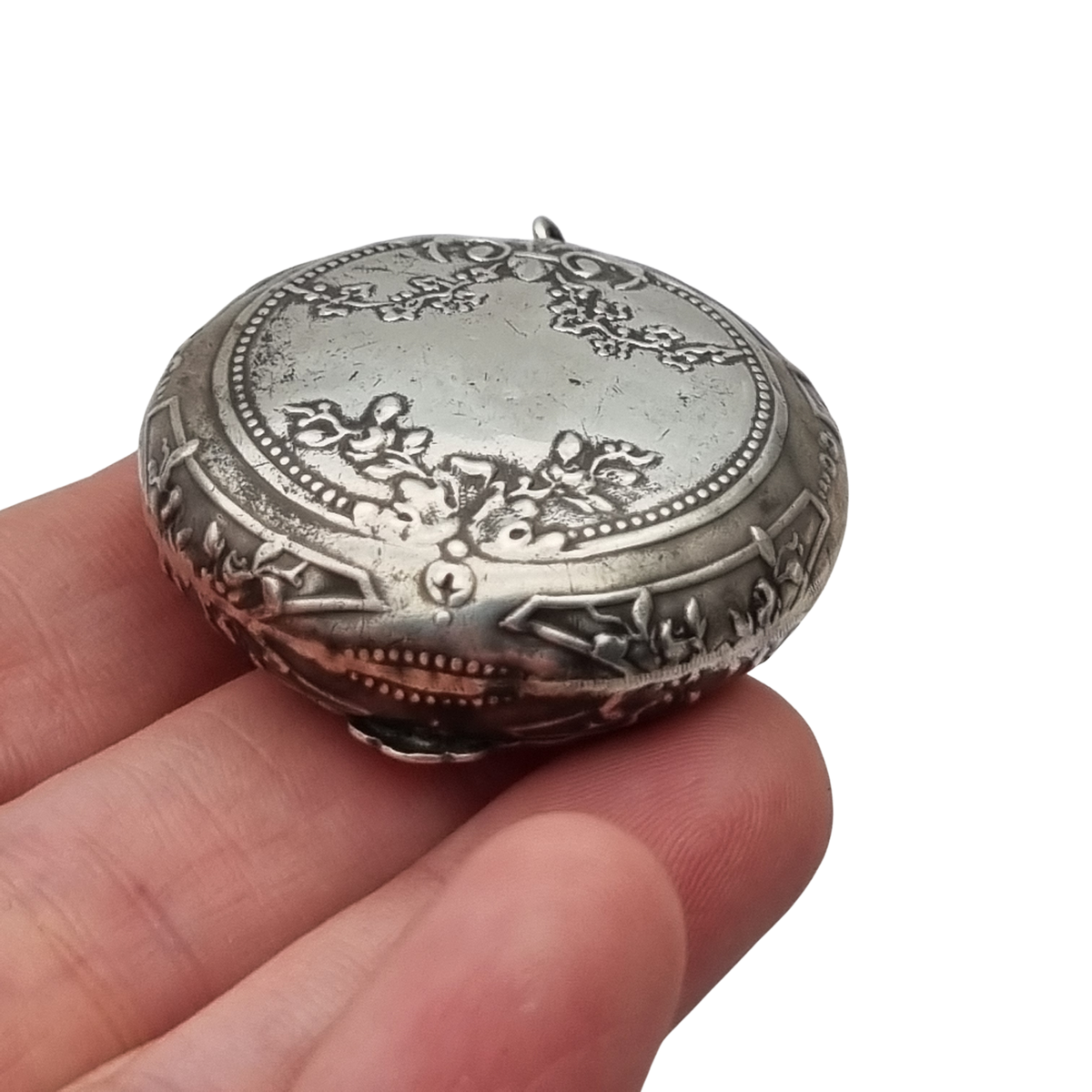 Polvera antigua colgante de plata con espejo, Belle Époque y Art Nouveau, Europa, circa 1900-1915
