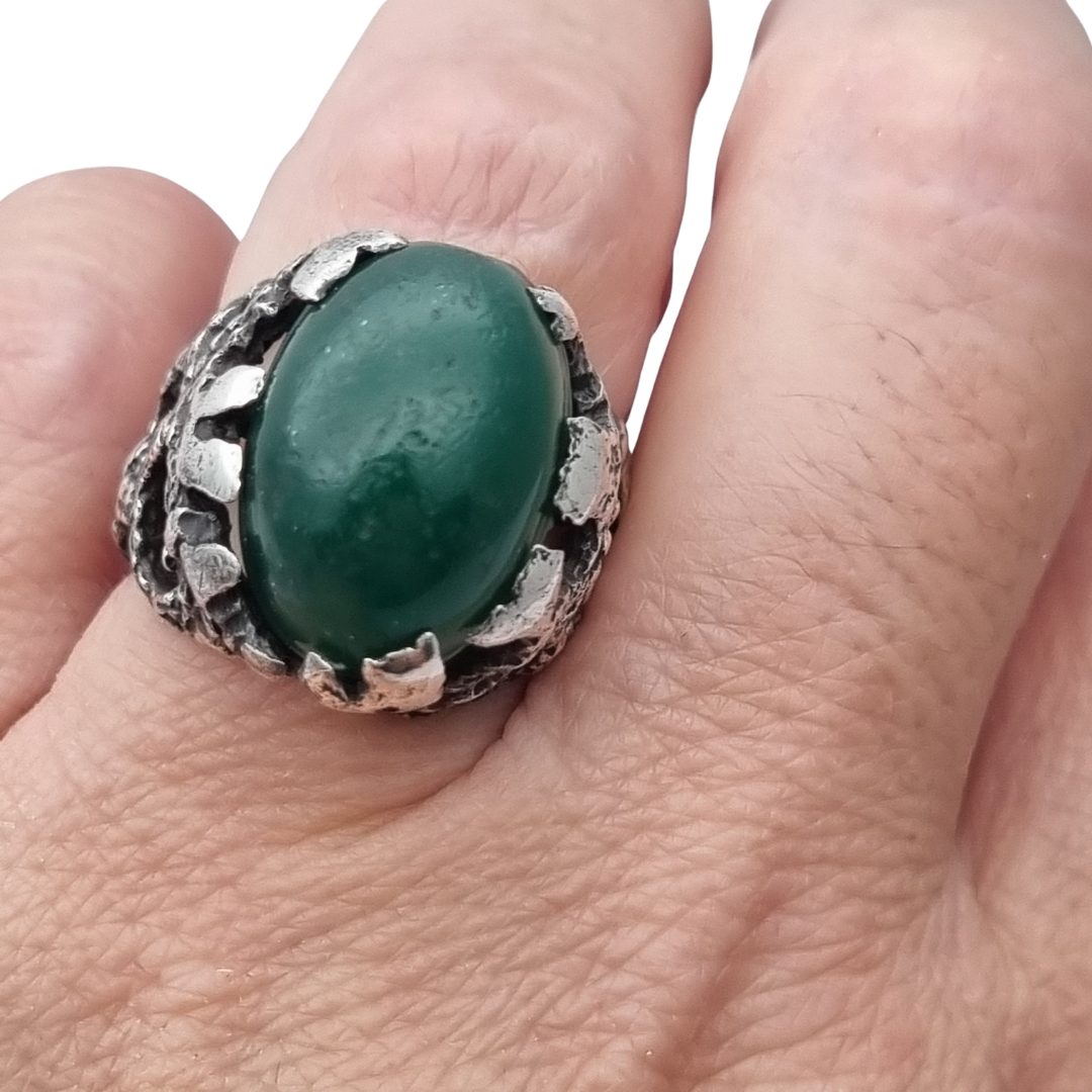 Anillo brutalista de plata texturizada con cabujón verde diseño orgánico circa 1970