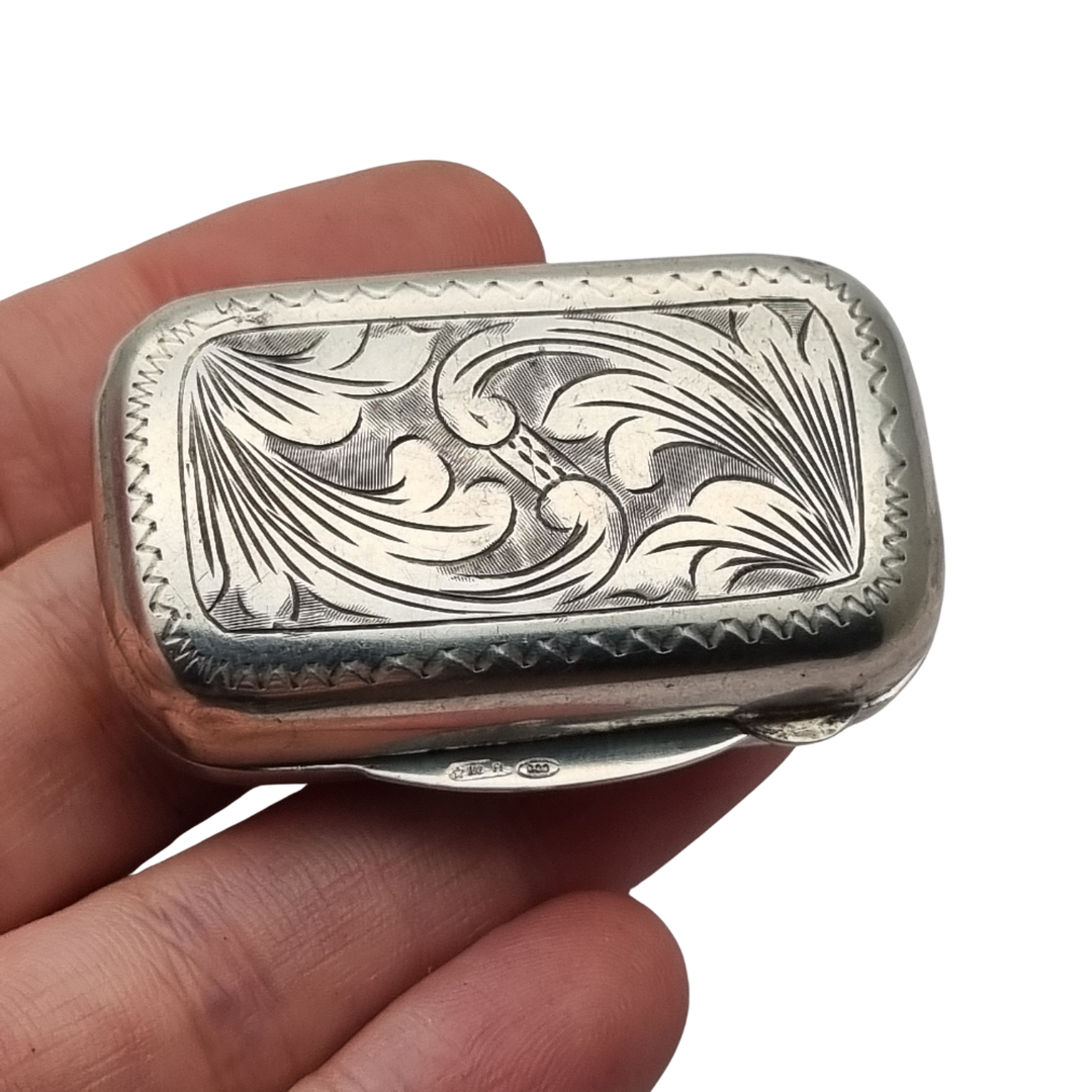 Caja de bolsillo antigua en plata 800, grabado floral de inspiración Art Nouveau, Europa continental, ca. 1900–1935