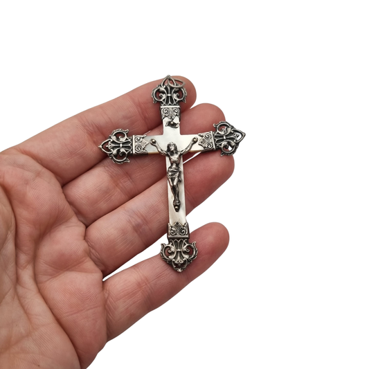 Antique French Catholic crucifix in silver and mother-of-pearl with Christ and openwork finials, circa 1900–1930