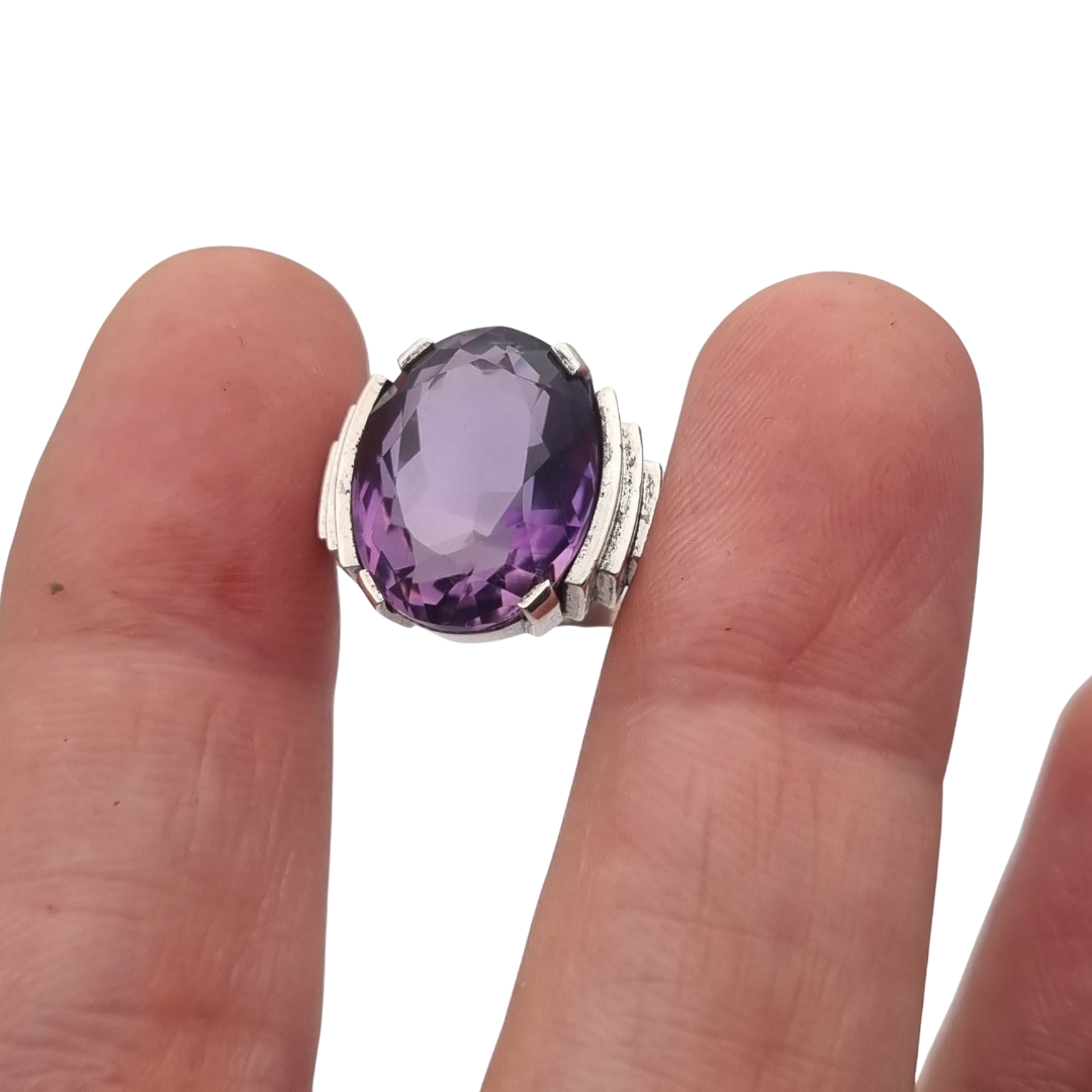 Anillo cocktail Art Déco francés de plata con cristal violeta facetado, influencia Tank, ca. 1930–1940