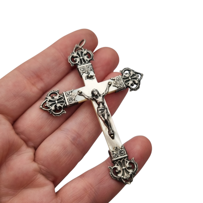Cruz católica francesa antigua en plata y nácar con Cristo y remates calados, circa 1900–1930
