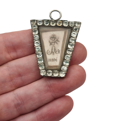 Colgante sentimental romántico francés «A moi» en metal con pasta de vidrio y esmalte azul, ca. 1800–1840
