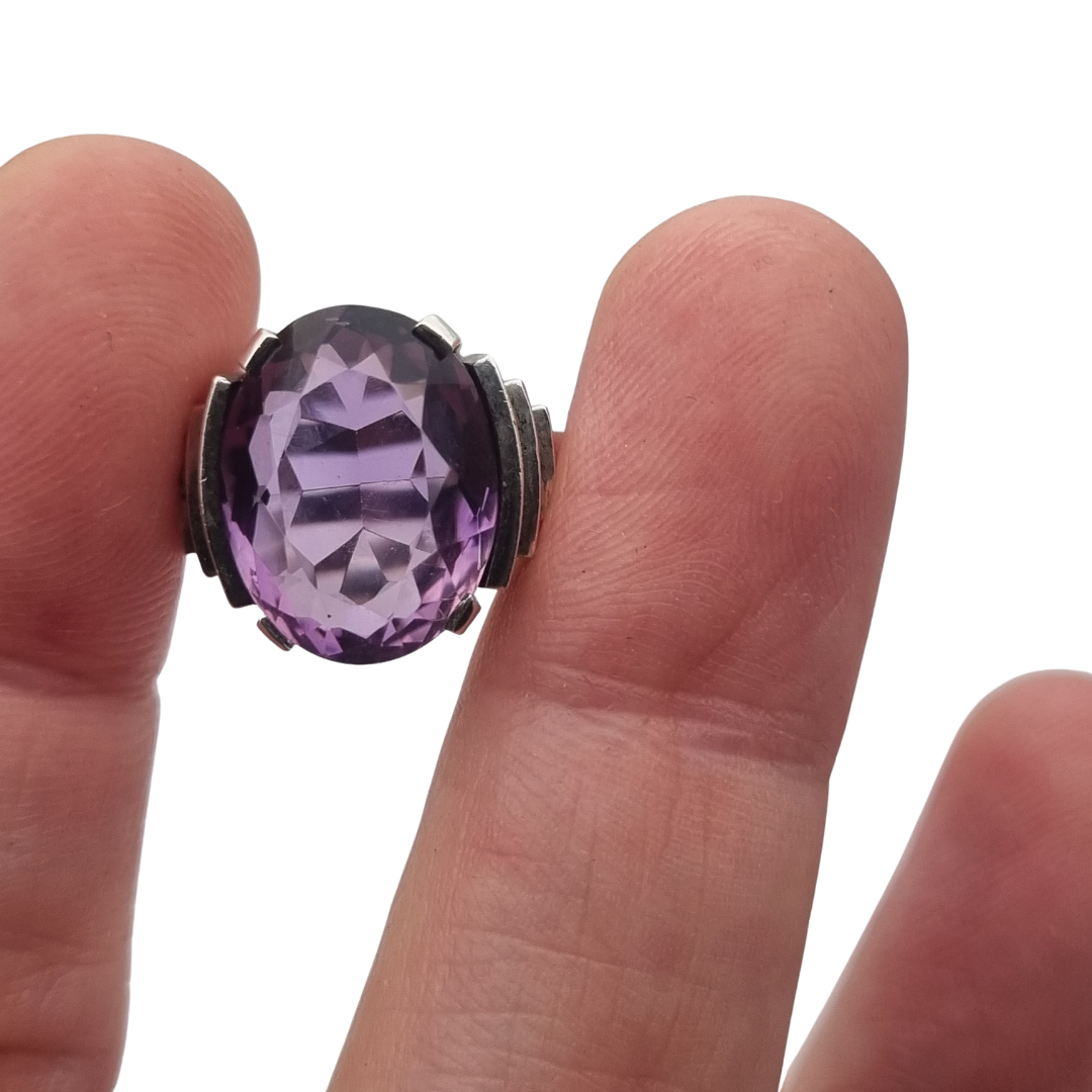 Anillo cocktail Art Déco francés de plata con cristal violeta facetado, influencia Tank, ca. 1930–1940